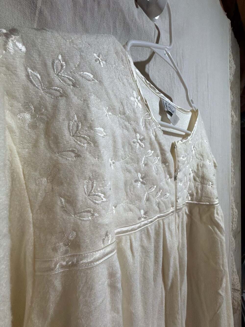 Vintage Basic Editions Intimates Plus Cream Quilted Embroidered Zip-Front Robe N - Picture 2 of 11